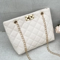 Petit sac seau blanc matelassé en cuir PU avec bandoulière chaîne dorée et fermoir - Blanc