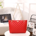 Sac fourre-tout matelassé rouge avec chaîne dorée et plaque sur table blanche - Rouge