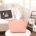 Sac à bandoulière rose matelassé avec chaîne dorée et boucle métallique au design épuré - Rose