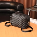 Bolso bandolera negro con costuras en V y elegantes detalles metálicos en color dorado - Negro