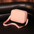 Bolso bandolera rosa acolchado con costuras en V y correa de tela ajustable - Rosa