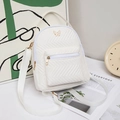 Mini mochila blanca con mariposa, cuero sintético acolchado en V y herrajes oro - Blanco