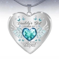 Dettaglio ciondolo a cuore Daddy's Girl con gemma blu e ali d'angelo intagliate - Dicembre D'argento