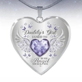 Primo piano dettagliato della collana a cuore Daddy's Girl con pietra viola e ali d'angelo - Febbraio D'argento
