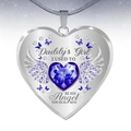 Dettaglio del ciondolo a cuore Daddy's Girl con gemma blu e testo inciso commemorativo - Settembre D'argento