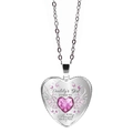 Detalle del collar de corazón con piedra rosa, ala de ángel y grabado Daddy's Girl - Rosa