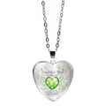 Détail du pendentif en cœur avec ailes d'ange, papillons verts et texte gravé - Vert