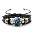 Detailopname van een gevlochten leren armband met een Van Gogh Sterrennacht Mops glazen bedel - Mops Patroon (JY008391-11)
