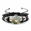 Detail van de gevlochten leren armband met artistieke hondenhanger en metalen kralen - Dwergkeeshond Patroon (JY008391-9)