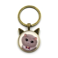 Detalle del llavero de orejas de gato en bronce con ilustración de gatito gris - Gato Gris con Lazo Púrpura (YSK3093-10)