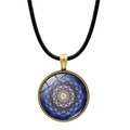 Primer plano del colgante de cristal mandala con motivo geométrico y marco de bronce - Mandala Púrpura Azul Oscuro (JY00612-1)