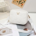 Bolso bandolera acolchado blanco con detalle de mariposa dorada y correa ancha - Blanco