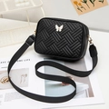 Bolso bandolera acolchado negro con adorno de mariposa y correa ancha de tejido - Negro