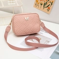 Bolso bandolera rosa acolchado con correa ancha y detalle de mariposa metálica dorada - Rosa
