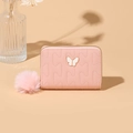 Damen-Kurzbrieftasche in Rosa mit Wellennähten, Schmetterlingsdekor und Pelzbommel-Anhänger - Rosa