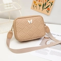 Bolso cámara beige acolchado con adorno de mariposa y correa de hombro ancha ajustable - Albaricoque