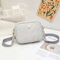 Bolso bandolera gris claro acolchado con adorno de mariposa y correa ancha tejida - Gris