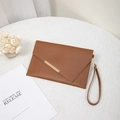 Braune Leder-Umschlagtasche mit goldenem Metallbesatz und passender Handschlaufe - Braun