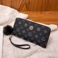 Portefeuille long noir pour femmes avec imprimé trèfle et pompon en fourrure - Noir