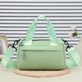 Borsa a cilindro in nylon verde menta con tracolla regolabile e tasca frontale zip - Verde