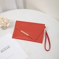 Elegante pochette a busta rossa in pelle con finiture in metallo dorato e cinturino - Arancione