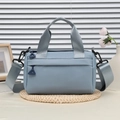 Borsa a cilindro in nylon azzurro polvere con tracolla larga e tasca laterale con zip - Blu