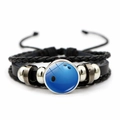 Dettaglio di un bracciale multistrato in pelle con ciondolo in vetro palla da bowling blu - Bowling (JY008460-11)