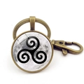 Porte-clés en bronze avec texture lune grise et symbole triskèle sous dôme en verre - Bronze (YSK0832)