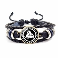 Nahaufnahme des Wikinger Kompass Armband mit Ledergeflecht und nordischem Runen-Charm - Triquetra Stil (JY008466-12)