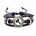 Detail eines Vintage-Lederarmbands mit Thors Hammer Mjölnir Anhänger aus Glas - Thors Hammer Stil (JY008466-11)