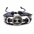 Detailansicht eines geflochtenen Lederarmbands mit Lebensbaum-Glascabochon und Runen - Baum des Lebens Stil (JY008466-10)