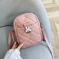 Rosa gesteppte Mini-Umhängetasche mit süßem weißen Hasen-Accessoire und verstellbarem Gurt - Rosa