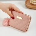 Rosa gesteppte Damen-Geldbörse mit Fell-Bommel und Metallplättchen im Detail - Rosa
