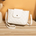Klassische weiße gesteppte Beuteltasche mit goldener Hardware und verstellbarem Schultergurt - Weiß