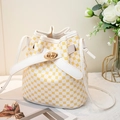 Borsa a secchiello bianca con motivi floreali gialli e chiusura in metallo dorato - Bianco