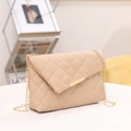 Borsa a tracolla beige trapuntata con catena dorata e dettaglio patta in metallo - Kaki
