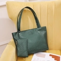 Conjunto de bolso tote verde oscuro con textura de cocodrilo y bolso a juego - Verde