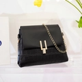 Sac à bandoulière noir tendance avec texture crocodile et élégante chaîne dorée - Noir