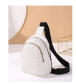 Dettaglio mini borsa bianca trapuntata con doppie cerniere d'oro e tracolla - Bianco