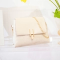 Sac à bandoulière beige chic avec texture crocodile et fermoir en H doré brillant - Blanc