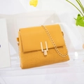 Petit sac carré jaune à motif crocodile chic avec bandoulière en chaîne dorée - Jaune