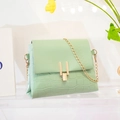 Sac bandoulière vert menthe chic avec texture crocodile et fermoir doré en forme de U - Vert