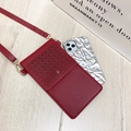 Borsa porta cellulare minimalista in pelle rossa con patta intrecciata e tracolla dorata - Rosso