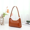 Borsa hobo marrone con stampa coccodrillo, finitura lucida e anelli in metallo dorato - Marrone