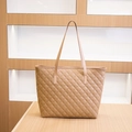 Khaki Stepp-Shopper mit großem Fassungsvermögen und eleganter Rautensteppung - Khaki
