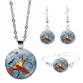 Detaillierte Set-Ansicht von Silberhalskette Ohrringen und Armband mit Kolibri-Glasmuster - Blaue Basis Orange Roter Vogel (JY008559-11)