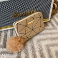 Kompakte beige Geldbörse mit geometrischem Muster, Goldreißverschluss und Pompon-Anhänger - Khaki