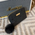 Schwarze Geldbörse mit geometrischer Textur, Golddekor und weichem Plüsch-Pompon-Anhänger - Schwarz
