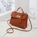 Sac à main marron texture crocodile avec fermoir doré et bandoulière en cuir - Marron