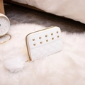 Petit portefeuille matelassé blanc en similicuir avec rivets dorés et pompon en fourrure - Blanc